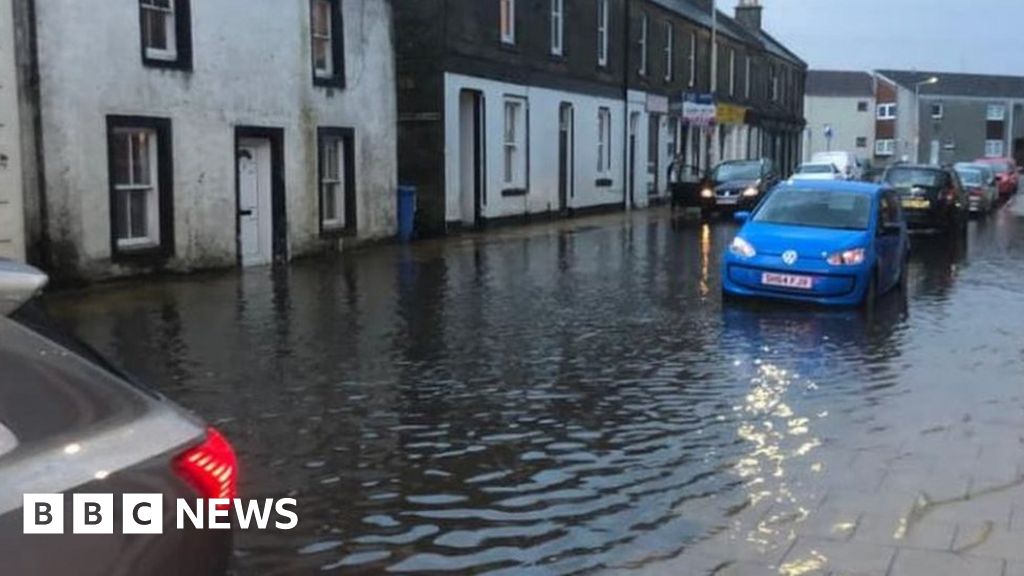 Flood vigilance urged as heavy rain continues across Scotland - BBC News