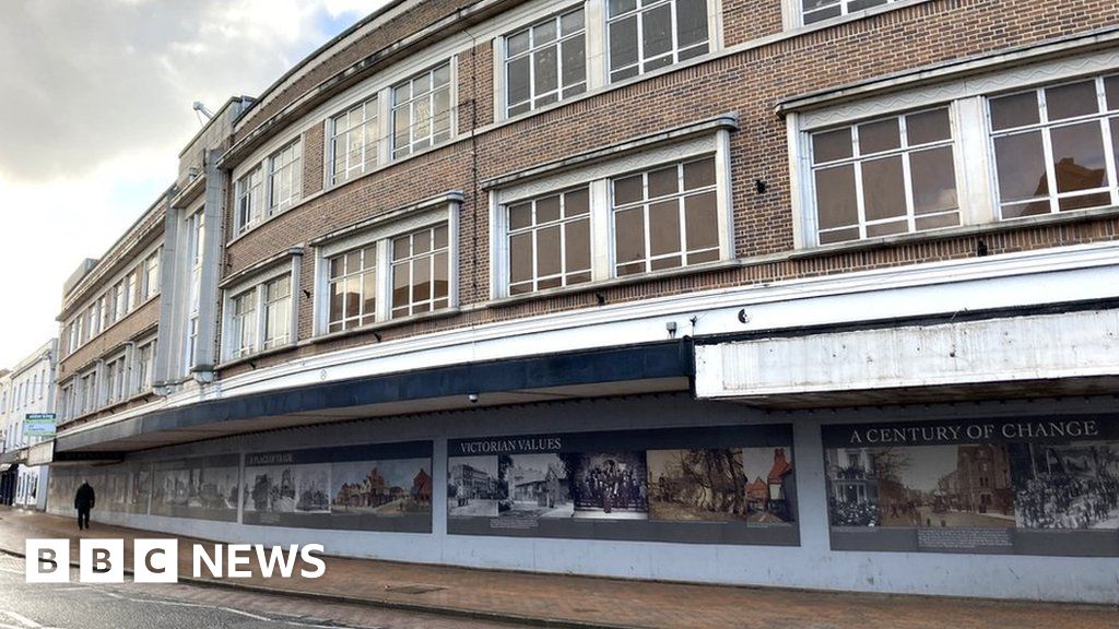 Plan scrapped to develop Taunton Debenhams store BBC News