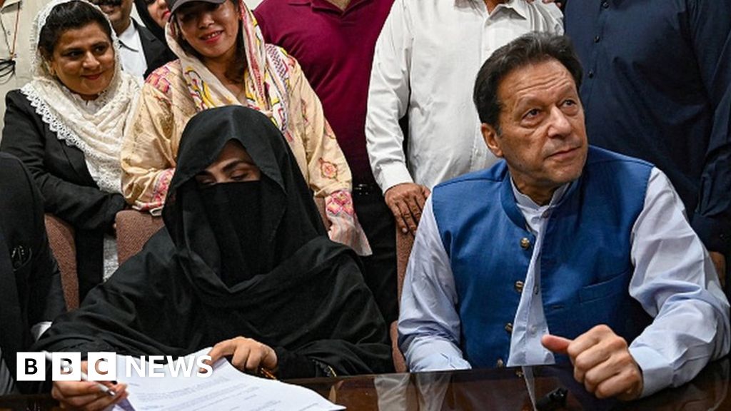 イムラン・カーン氏：パキスタンの元首相とその妻ブシュラ・ビビ氏が汚職容疑で投獄された
