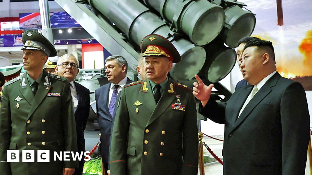 Ким Чен Ун показа най-новите оръжия на Северна Корея пред