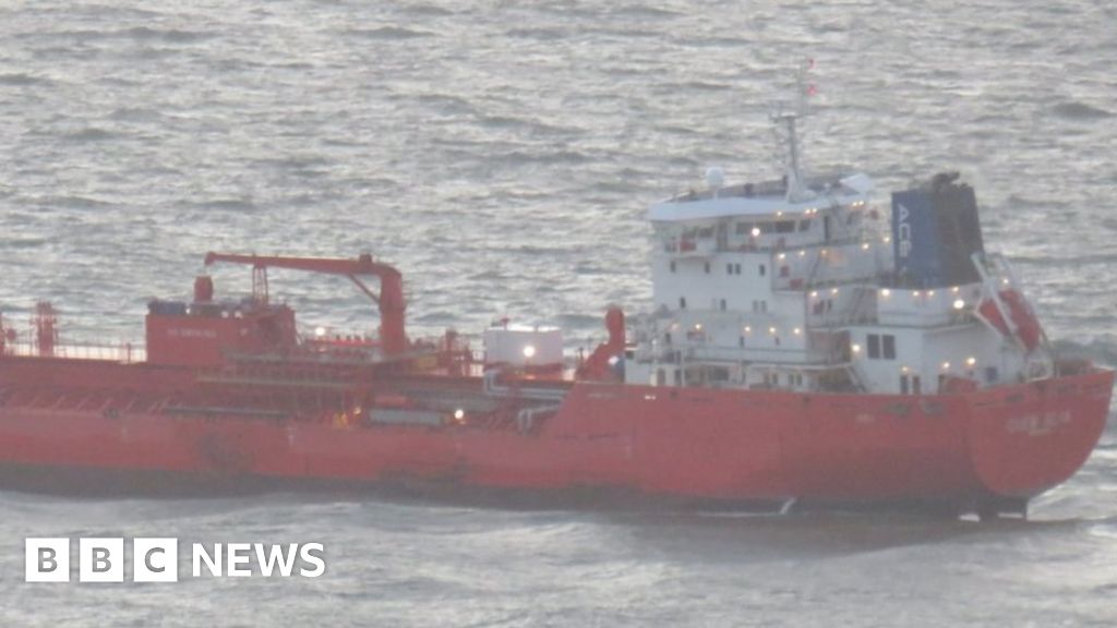 Oil tanker runs aground off Isle of Wight