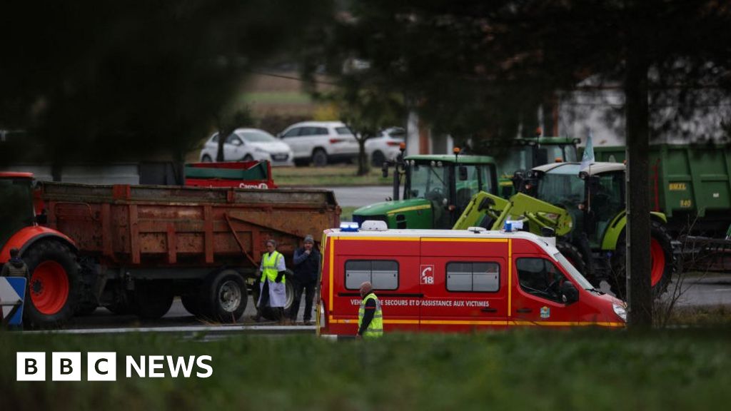Seorang petani tewas ketika sebuah mobil menabrak demonstran Prancis