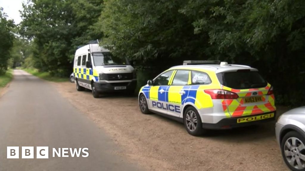 East Harling murder: Police step up presence in village - BBC News