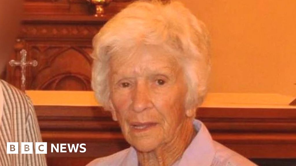 يصرخ أحد سكان دار رعاية المسنين تاسر البالغ من العمر 95 عامًا بالشرطة الأسترالية