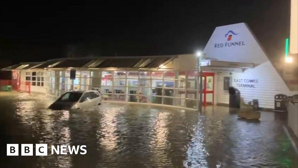 East Cowes: Island flooding as high tide hits 