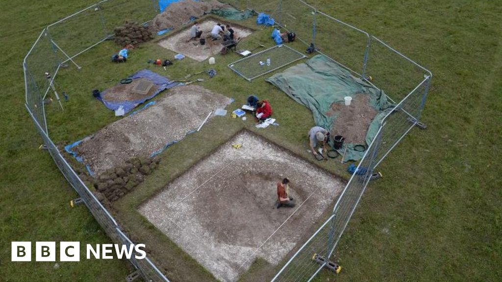 Stonehenge: Archaeologists unearth 10,000-year-old hunting pits image