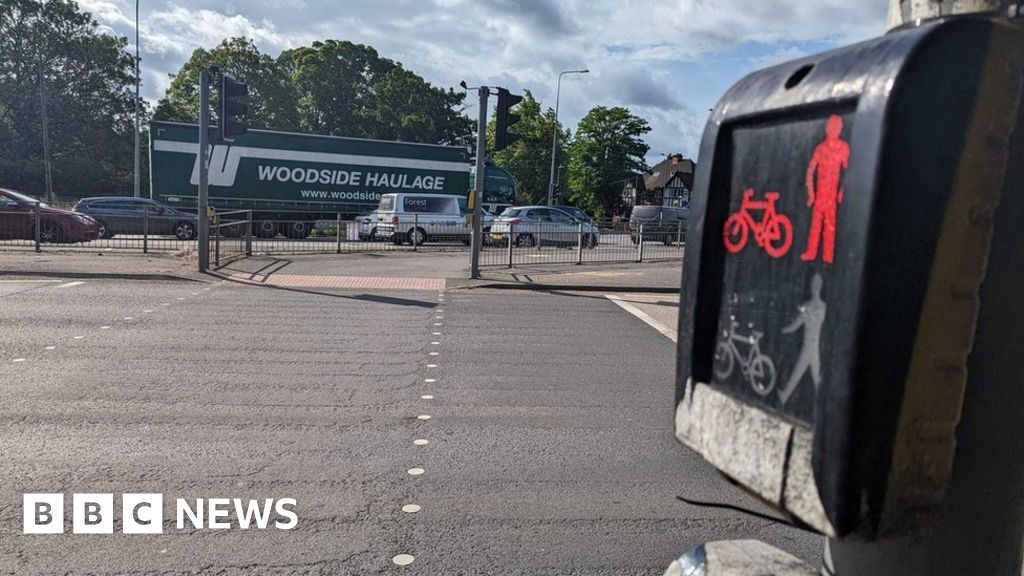 Derby A38 faulty road crossing prompts safety fears - BBC News