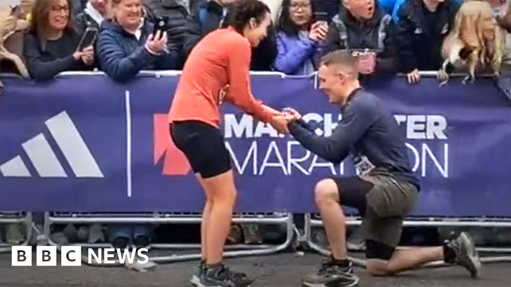 Manchester Marathon runners get engaged at finish line BBC News