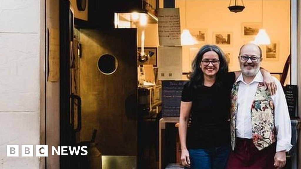 Coronavirus: Italians find new ways to eat out - BBC News