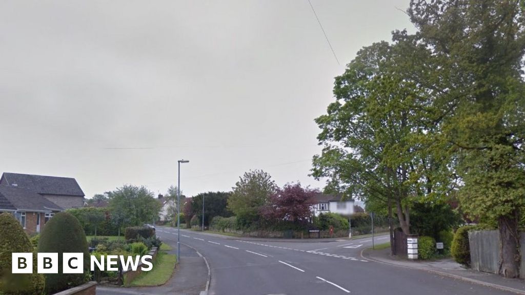 Driver dies and children hurt in Chesterfield crash - BBC News