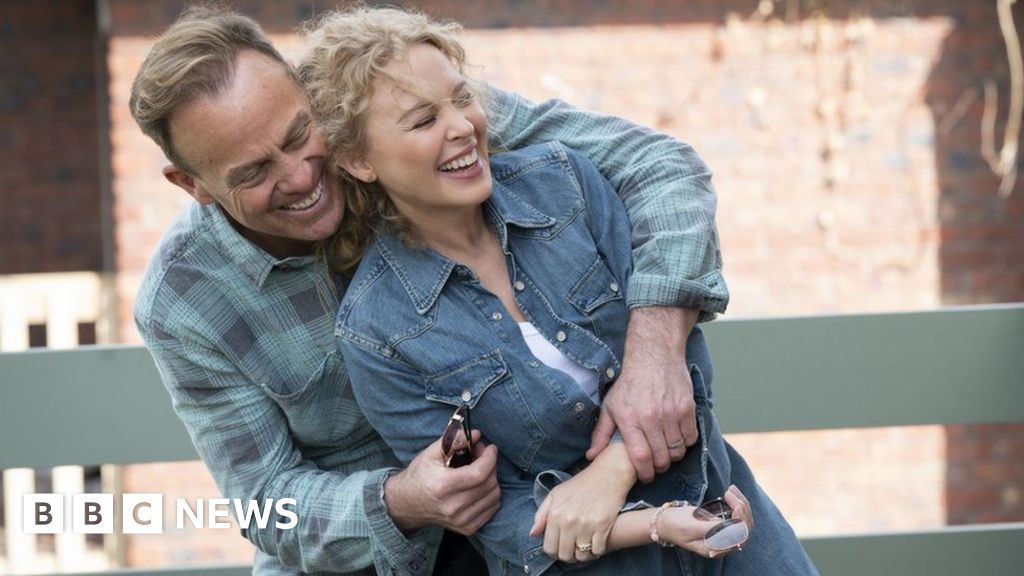 Neighbours: First pictures of Kylie Minogue and Jason Donovan reunion released