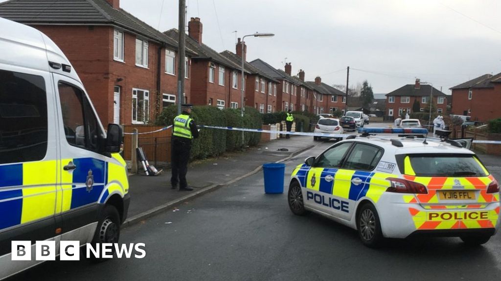 Man dies after fight in Leeds - BBC News