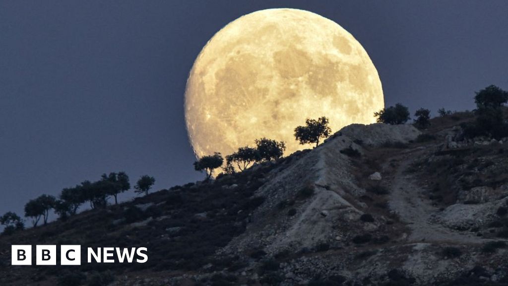 Supermoon What is it and how can I see it? BBC News