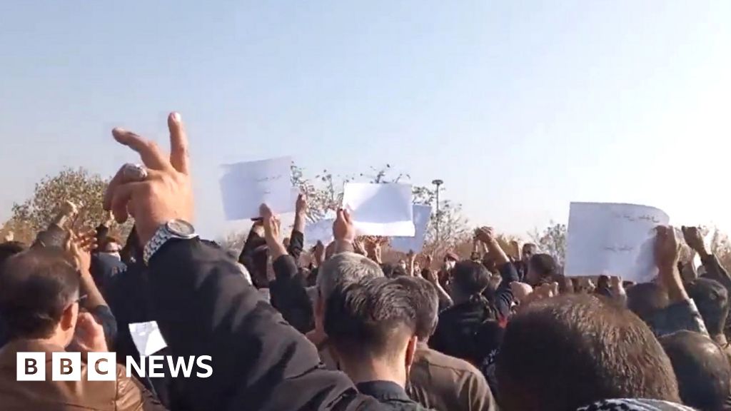 Iran protests: Mourners defy police to gather at Mahsa Amini’s grave