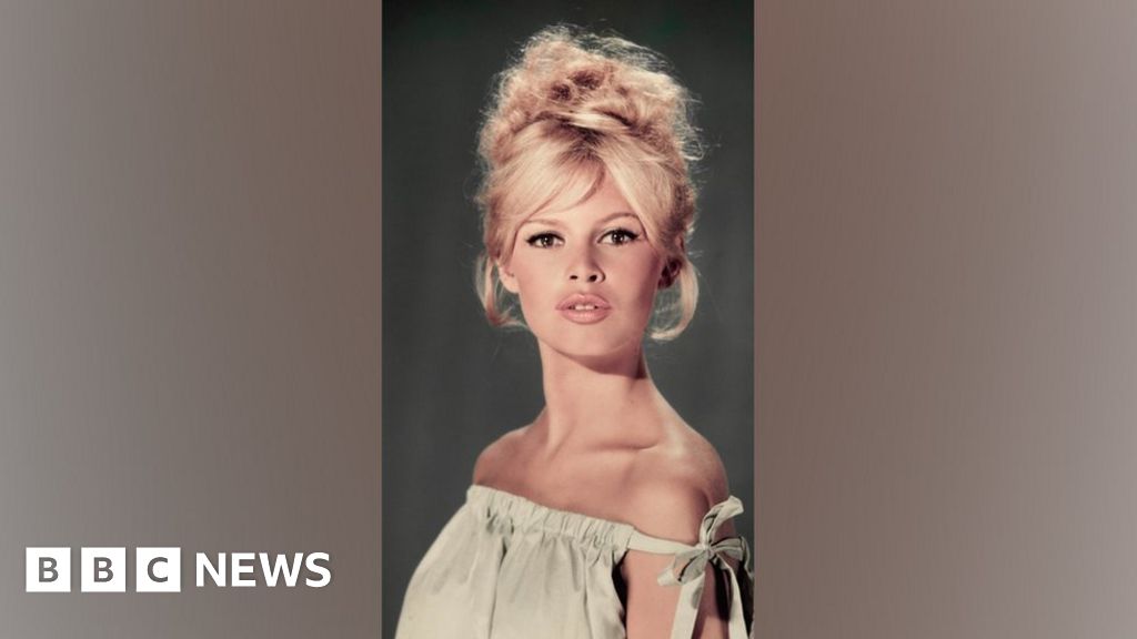 Royal Ascot Bans Bardot Tops In 2018 Style Guide Bbc News