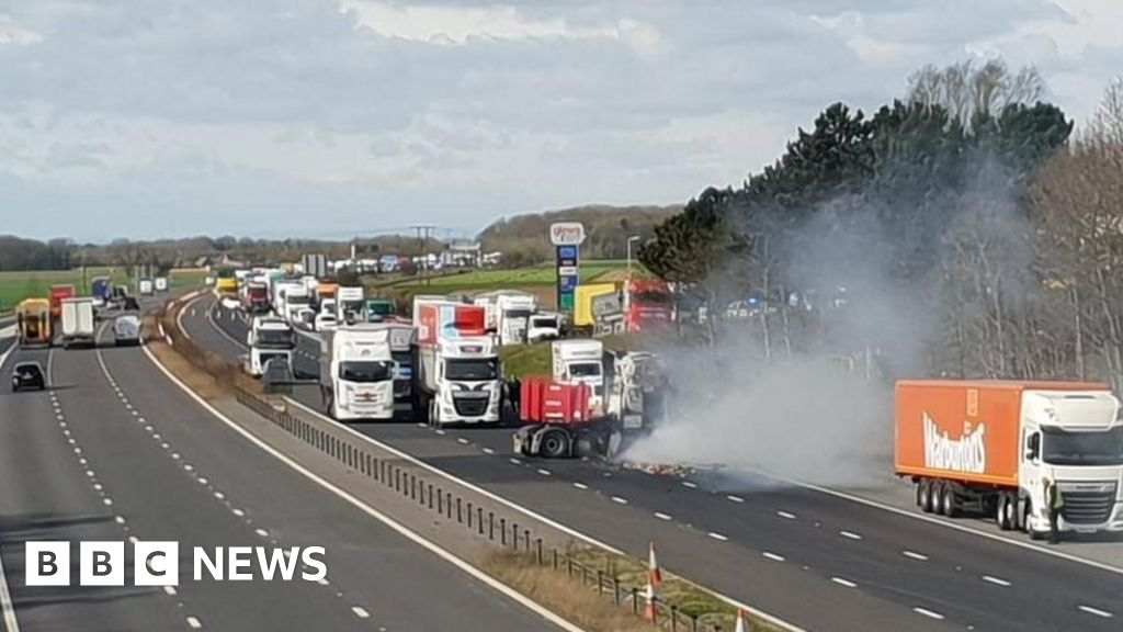 M62 Closed Near Goole After Crash Involving Car And Lorry Bbc News