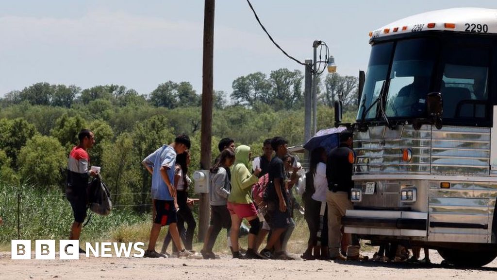 Операция Lone Star: 3-годишно момиче умира в автобуса за мигранти в Тексас