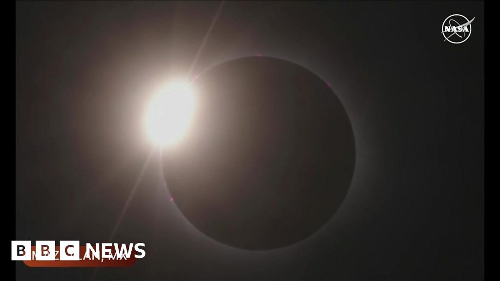 Eclipse hits Mazatlán, Mexico, first stop in path of totality - BBC News