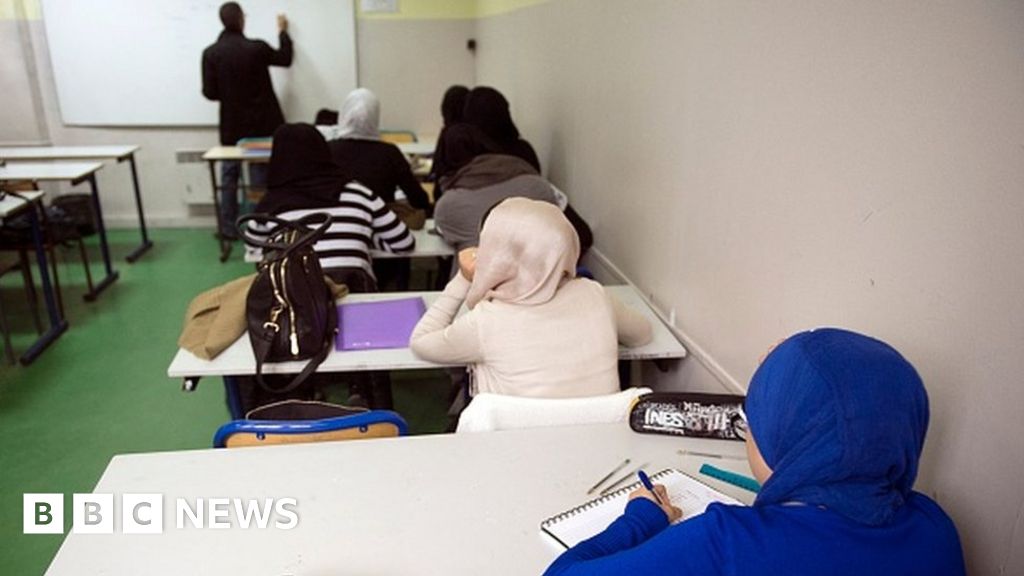Französische staatliche Schulen haben Mädchen das Tragen von Abayas verboten