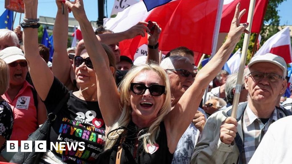 Poland protest: Hundreds of thousands demand change in Warsaw
