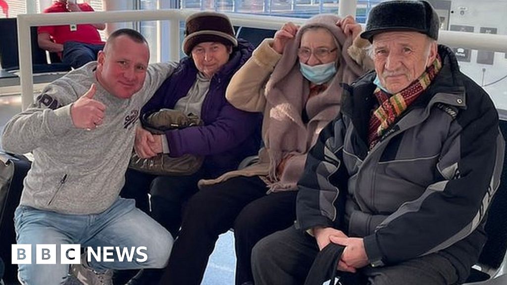 Prudhoe couple reunited with parents who fled Ukraine - BBC News