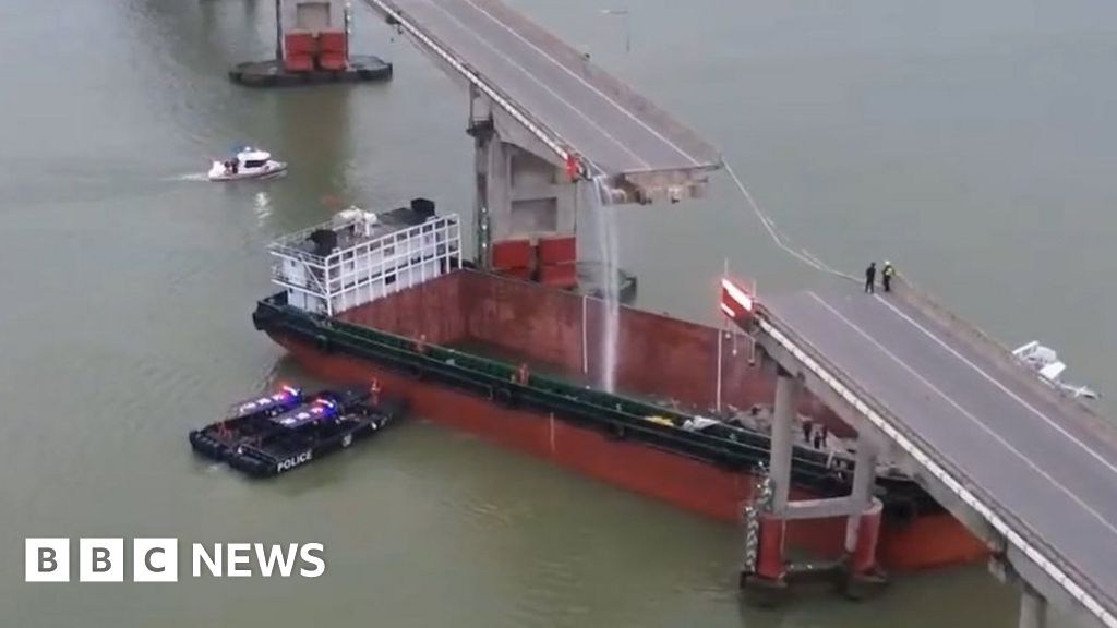 中国：広州で船舶の橋が車と衝突、車が川に転落