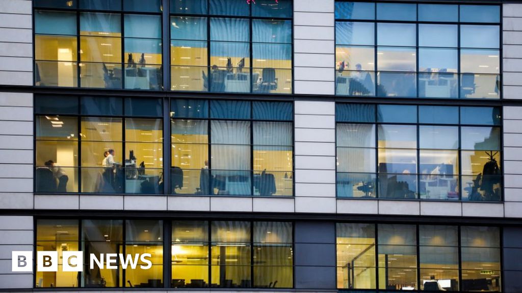 UK unemployment falls to lowest level