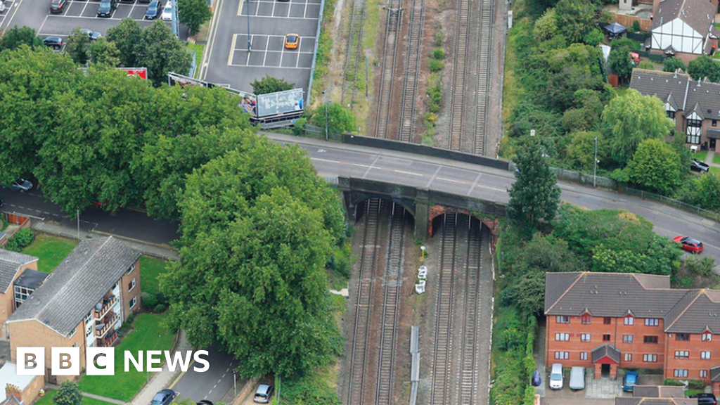 Bedford road bridge to be rebuilt for railway electrification BBC News