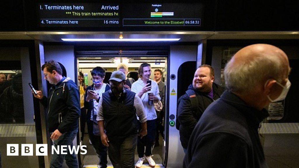 Crossrail: Londons Elizabeth line opens to passengers