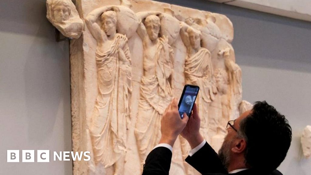 The Vatican returns the Parthenon sculptures to Greece