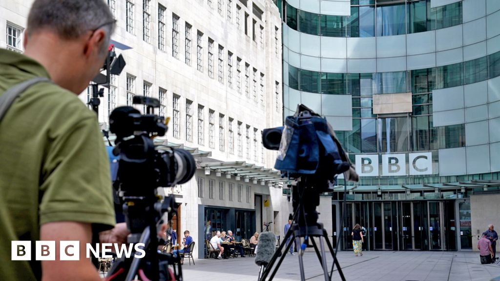 BBCプレゼンターは、第二の若者に侮辱的で脅威的なメッセージを送りました。