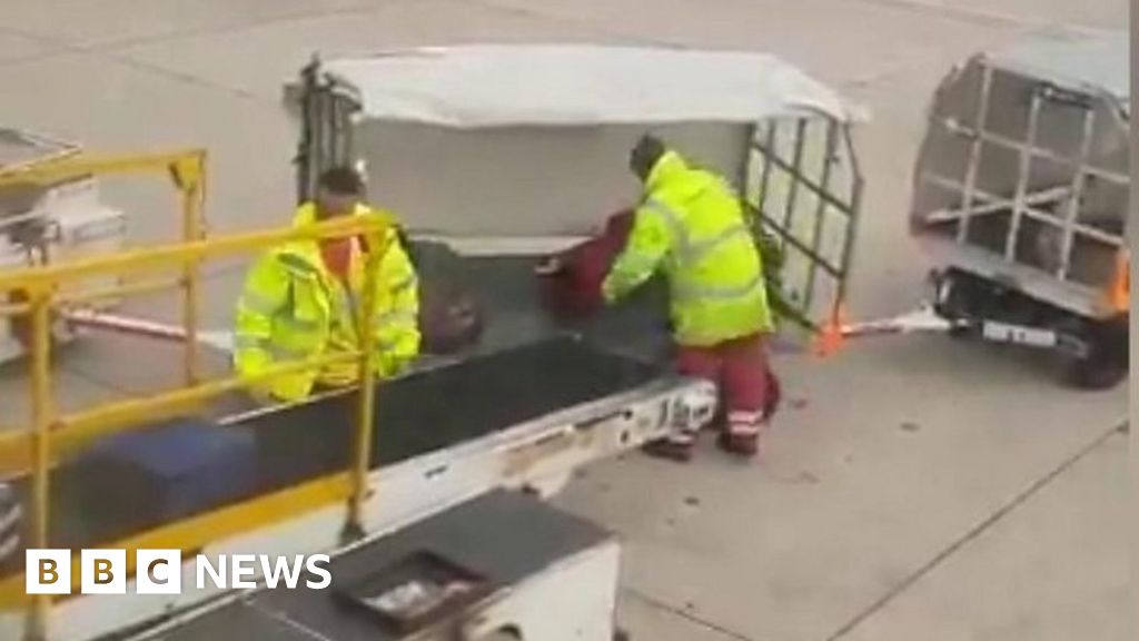 manchester airport baggage claim