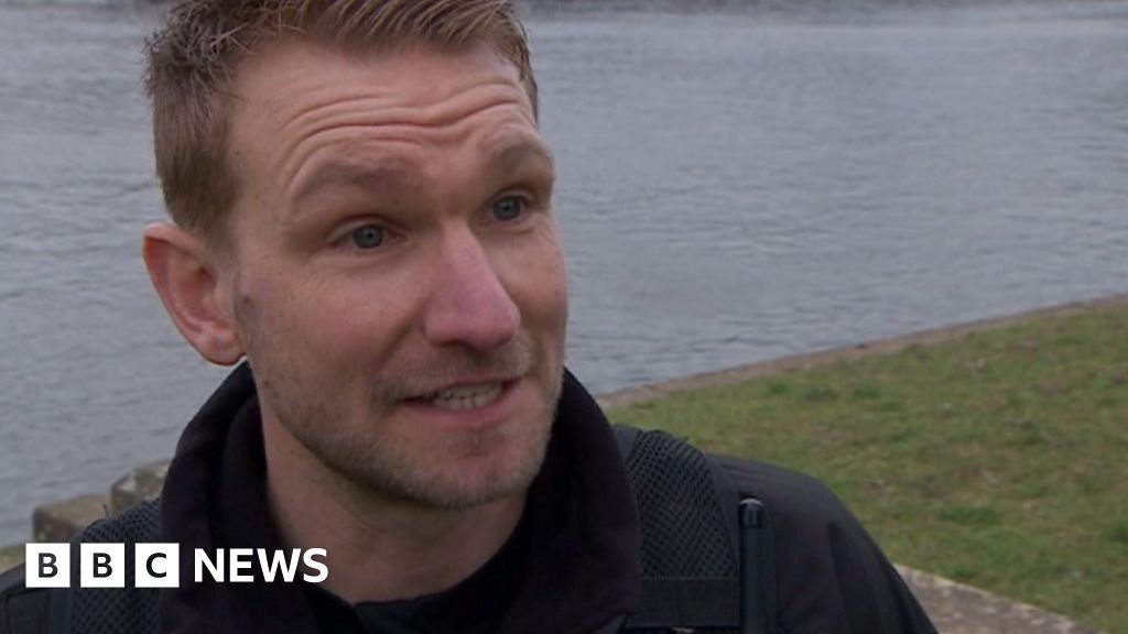 Nottingham PC saves drowning man in River Trent - BBC News