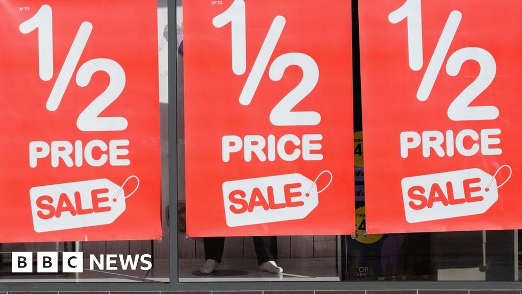 The big Christmas giveaway: Are shops discounting too early? - BBC News