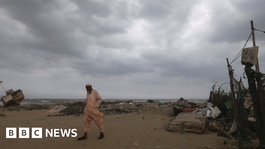 Циклонът Пебарджой: Най-малко двама души загинаха, след като бурята удари Индия
