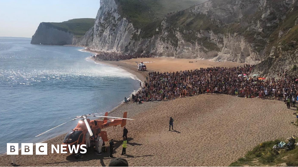 Durdle Door: Three seriously hurt 'jumping off cliff into sea'