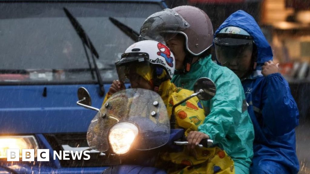 Тайфунът Хайкуи: Десетки ранени, след като бурята връхлетя Тайван