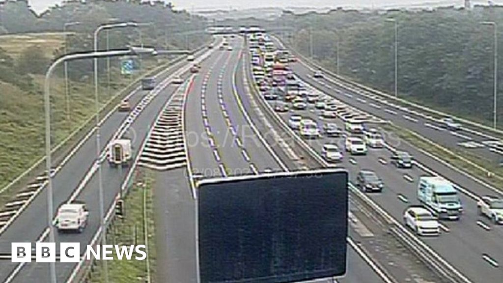 M62 crash Two injured as motorway shut near Rochdale BBC News