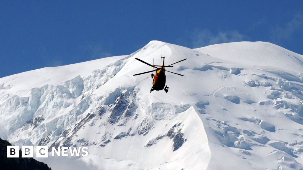 France Alps: Mont Blanc avalanche kills three climbers - BBC News