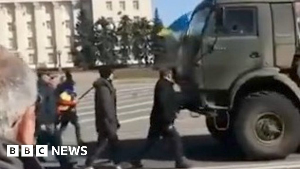 War in Ukraine: Protesters in Kherson appear to make Russian truck reverse