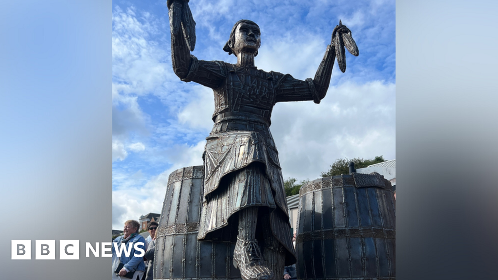 Brenda Blethyn unveils North Shields' Herring Girl statue BBC News