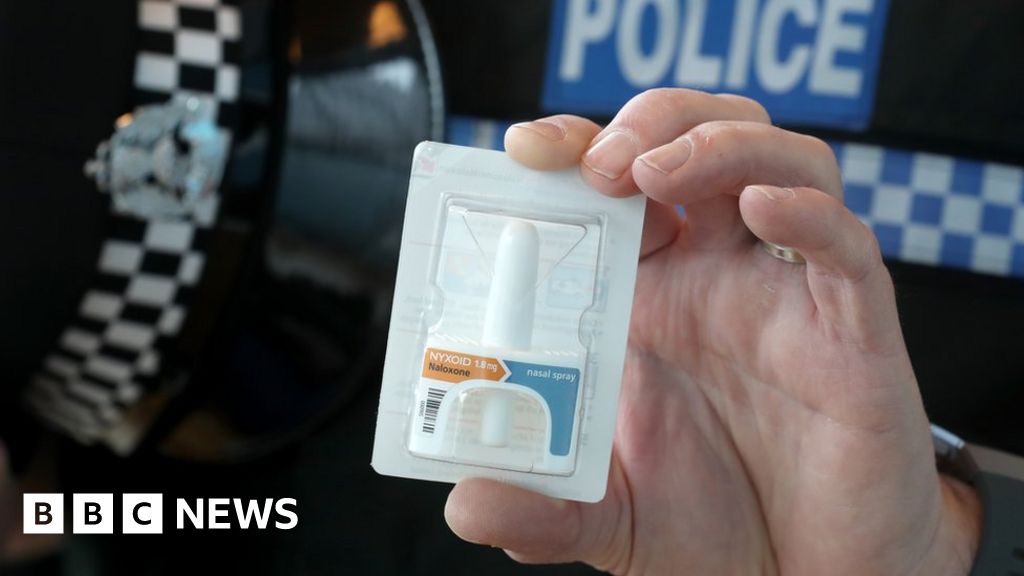 Leicestershire Police officers to trial life-saving nasal spray - BBC News