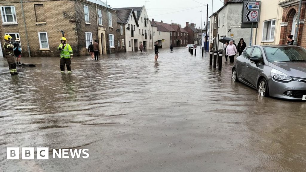 Market Rasen Cleanup begins after homes flooded BBC News