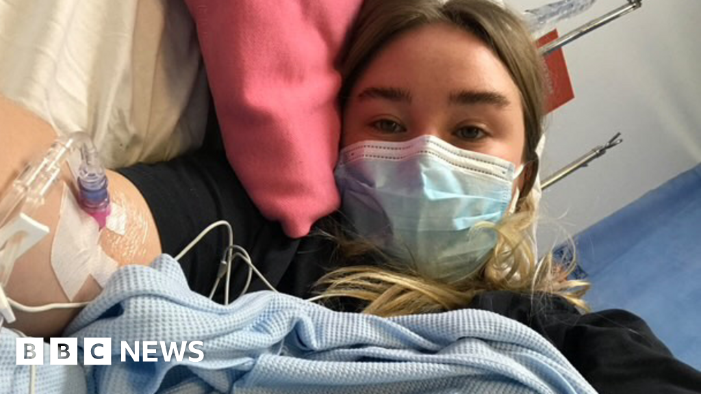 'Classmates threw Snickers at me to test my peanut anaphylaxis' - BBC
