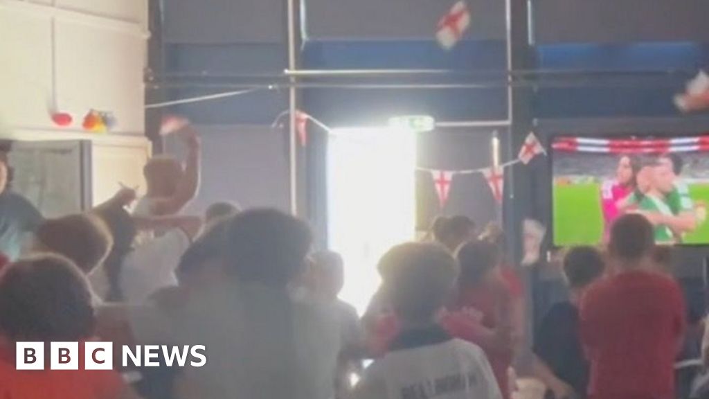 Estudiantes de Merseyside disfrutan del partido Inglaterra vs México