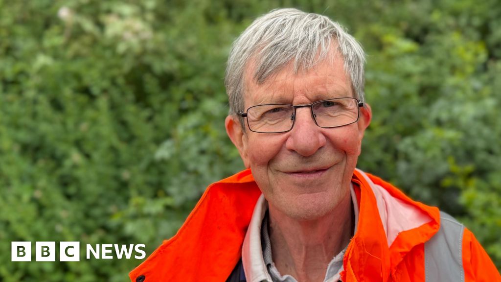bbc.co.uk - Elliot Deady - Peterborough litter pickers fund and install new bins