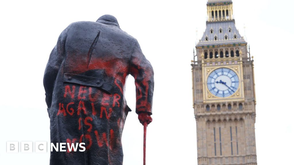 Churchill statue defaced with graffiti