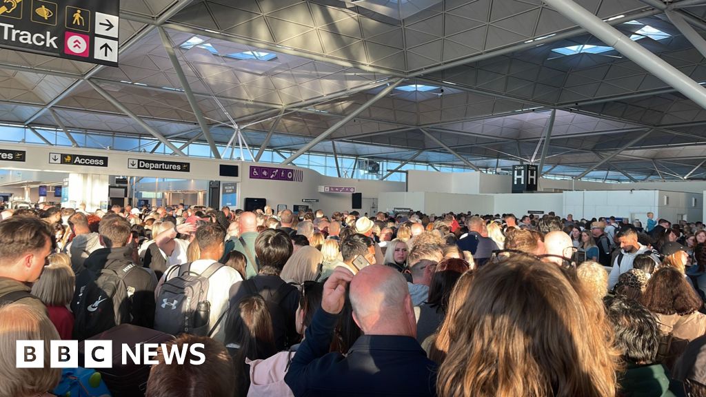 Long queues at Stansted airport as 'IT issue' causes delays