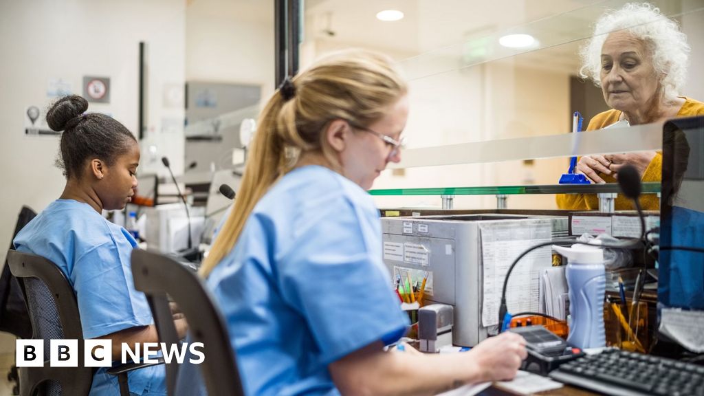 NHS staff should be banned from wearing pro-Palestinian badges, report recommends