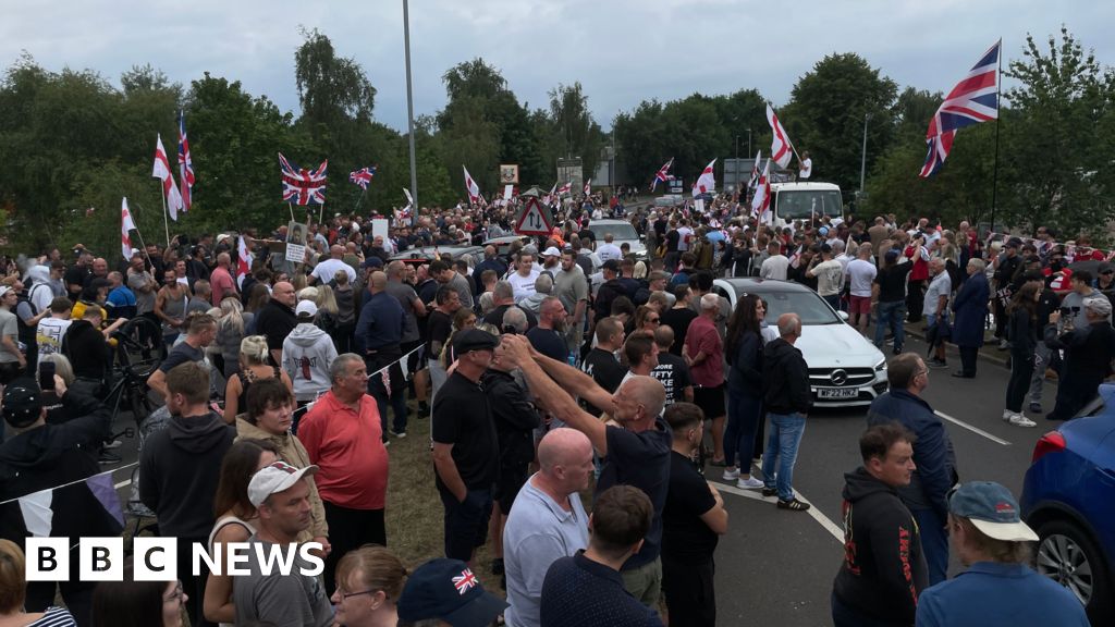 Hundreds of protesters gather at asylum hotel